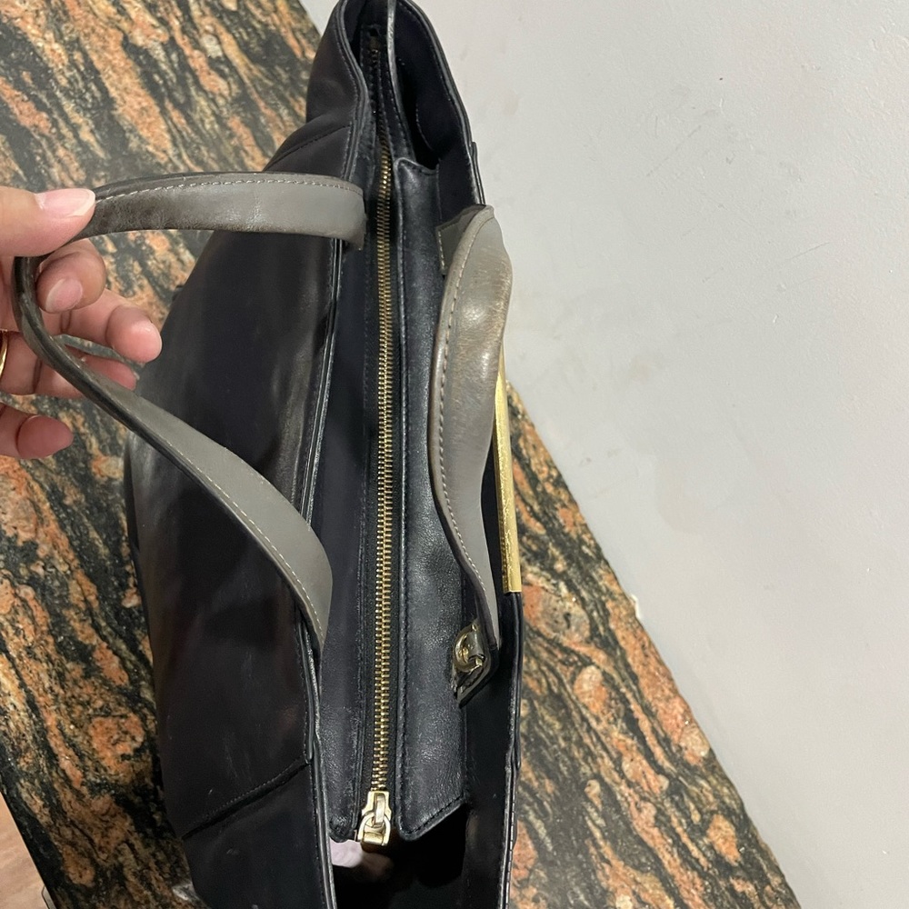 Vincis Bench Leather hand bag original. Standard size. Used . Condition 9/10 - Picture 3 of 14